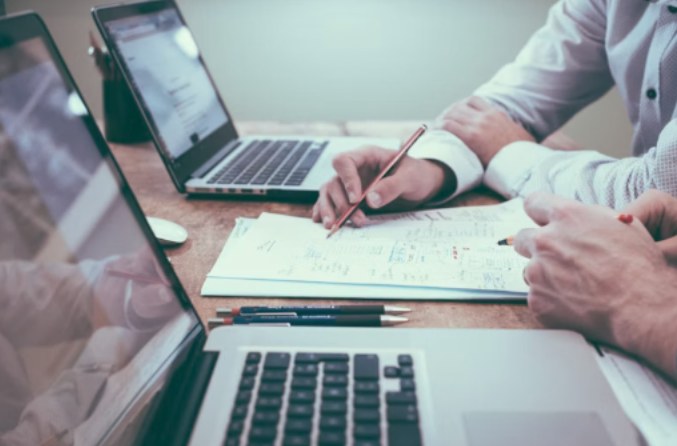 Conseillers analysant un bilan patrimonial